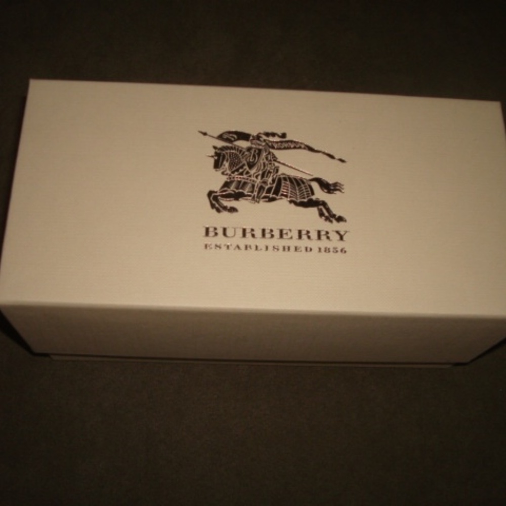 AUTHENTIC BURBERRY SUNGLASSES - Picture 11 of 12
